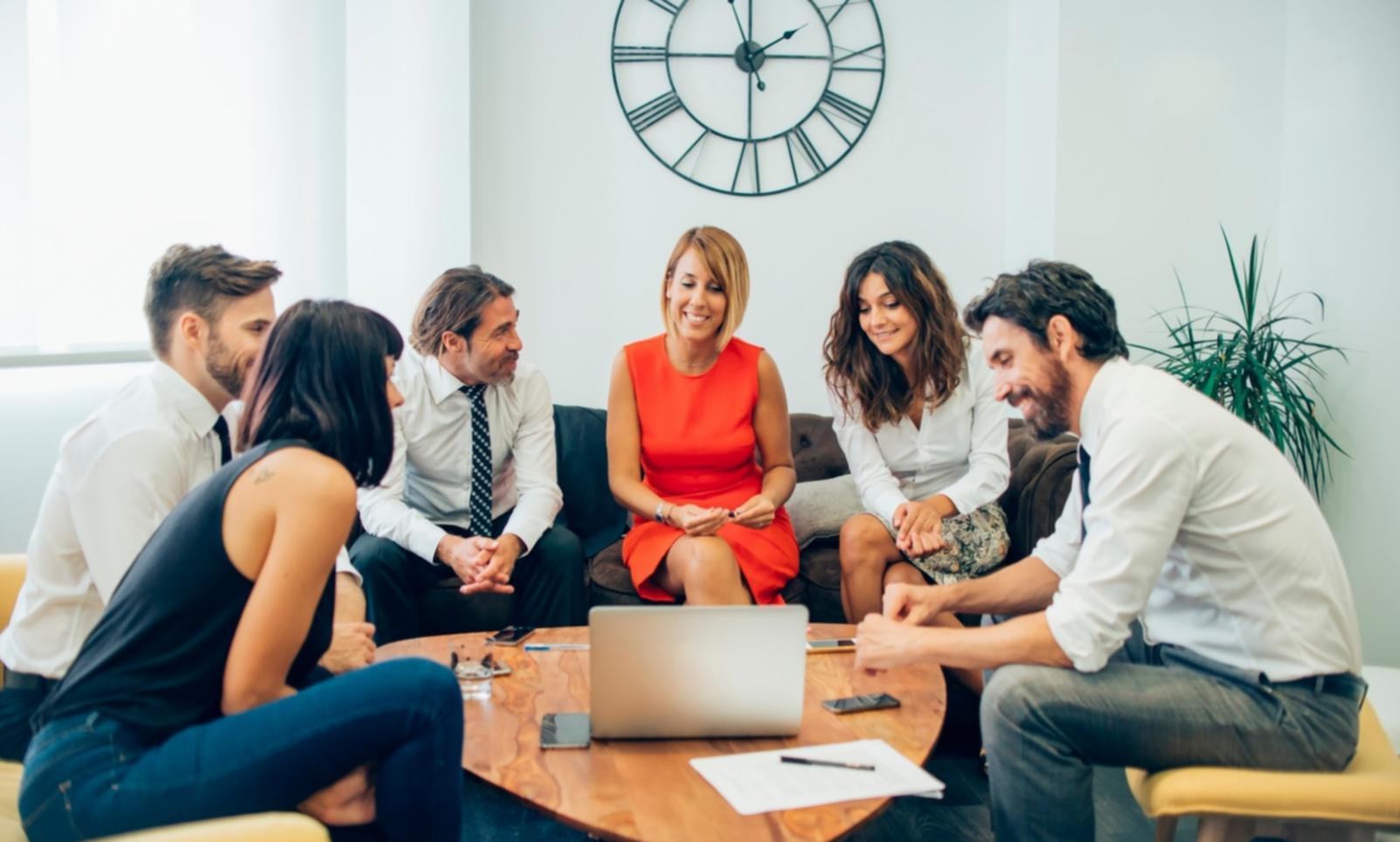 Entrepreneur analysant des données financières sur un ordinateur portable