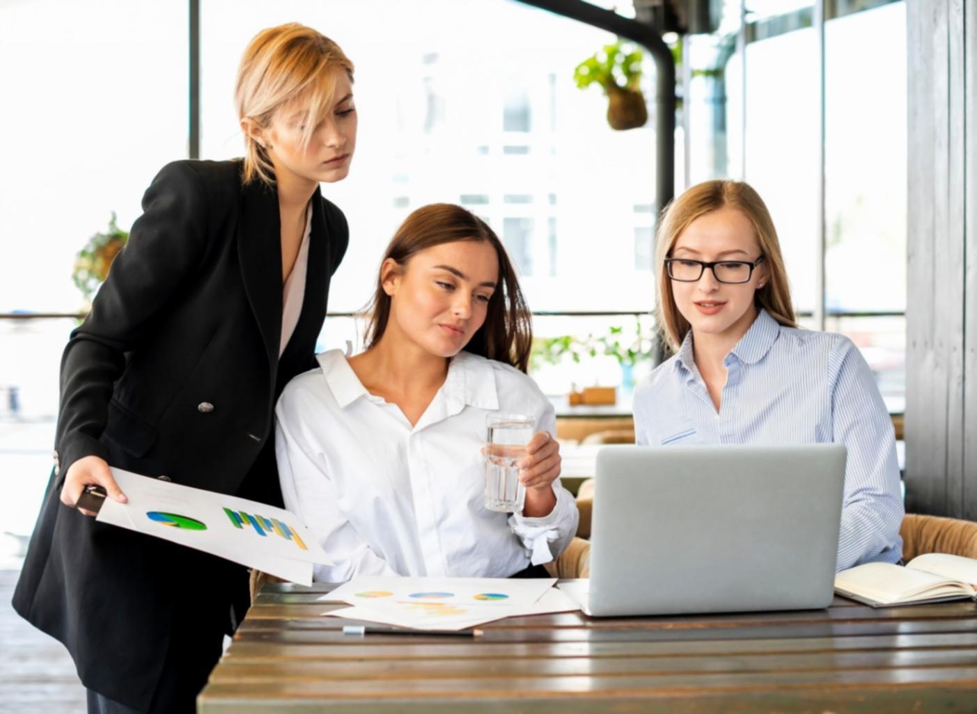 Session de formation en groupe avec des entrepreneurs discutant de cas pratiques