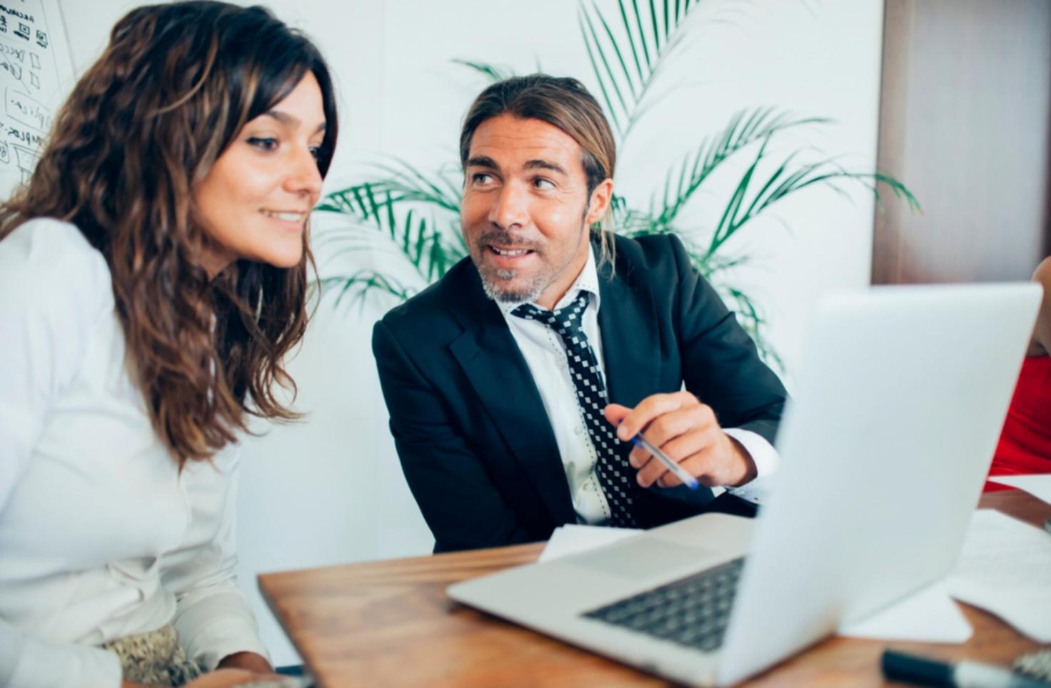 Équipe de formateurs préparant du matériel pédagogique pour les sessions de formation