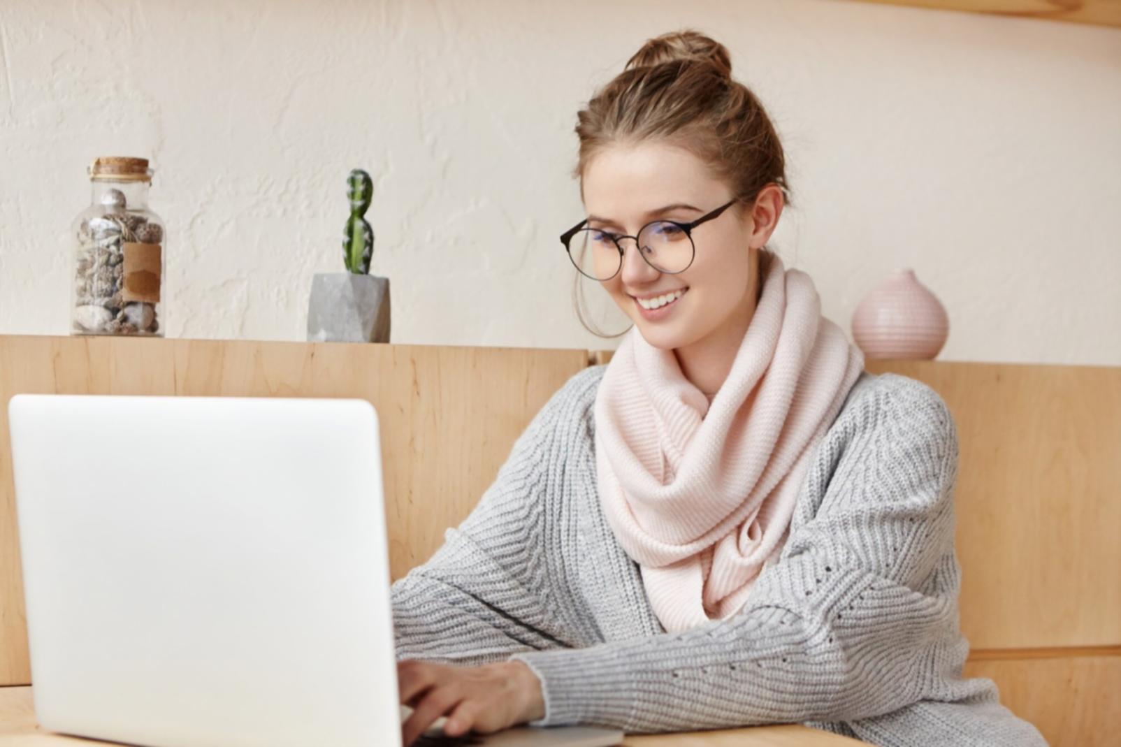 Bureau de travail avec documents financiers